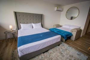 une chambre avec deux lits et un miroir dans l'établissement TOP FLOOR Studio Poblado, A/C, Coworking, gym 1416, à Medellín 7 autres photos