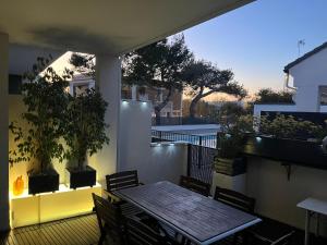 Balkón alebo terasa v ubytovaní PLAYA ALMARDA,PISCINA,2 TERRAZAS,WIFI,PARKING,BBQ,TRANQUILo