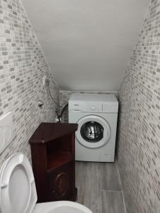 bagno con lavatrice e servizi igienici di Casa vacanza dirupo a Pisticci