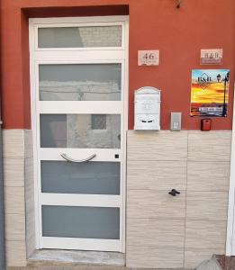 a door to a kitchen with a microwave and a counter at Appartamento Centro Niscemi in Niscemi