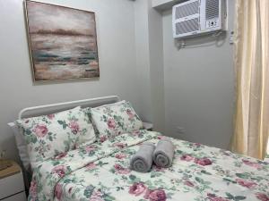 Uma cama ou camas num quarto em Verdon Parc Davao City with Balcony by darpm