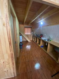 Ático con cocina y suelo de madera. en Cabaña Ataraxia (RDS), en Riñinahue