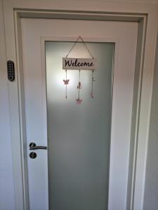 uma porta com um sinal de boas-vindas em cima em Bitzer Blick em Bitz