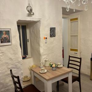Dingli的住宿－Townhouse 7，一间带桌子和两把椅子的用餐室