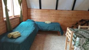 Habitación con 2 camas en una habitación en La Alpina en Panaholma