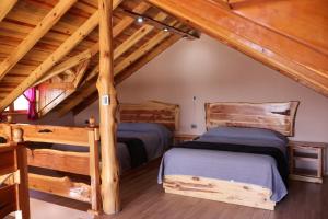 Un pat sau paturi într-o cameră la Grand Mountain Cabañas Creel