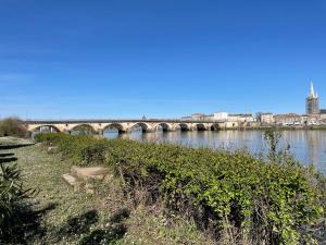 a bridge over a river in a city at La maison Grand Cru in Arveyres