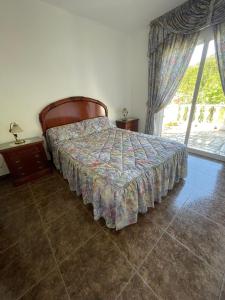 מיטה או מיטות בחדר ב-Lo Jardí de Benifallet