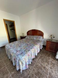 מיטה או מיטות בחדר ב-Lo Jardí de Benifallet