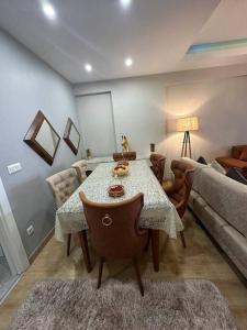 ein Wohnzimmer mit einem Tisch und einem Sofa in der Unterkunft شقة باطلالة على البحر in Istanbul