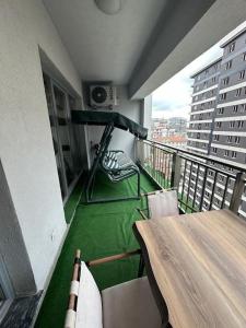 einen Balkon mit einem Tisch und einem Stuhl auf einem Gebäude in der Unterkunft شقة باطلالة على البحر in Istanbul