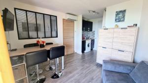 Una cocina con una mesa y sillas en una habitación. en Savannah, en Théoule-sur-Mer