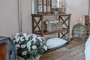 una stanza con mensola, cuscino e fiori di The Eagle's Nest a Delta