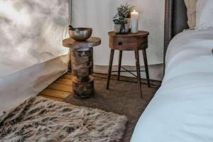 Un dormitorio con una cama y una mesa con una vela en The Eagle's Nest en Delta
