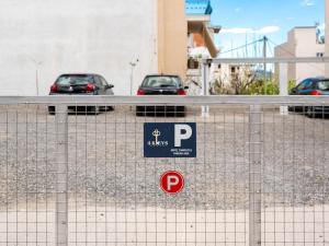 un estacionamiento con una señal de estacionamiento en una valla en 4keys House Superior, en Tripolis