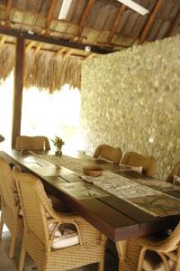 un comedor con una gran mesa de madera y sillas en Casa Origen, en Los Naranjos