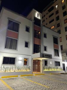 uma vista para um edifício à noite em Apartahotel Alvear em Santo Domingo
