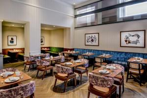 サンフランシスコにあるホテル アダージョ ア マリオット オートグラフ コレクションのテーブルと椅子が備わるレストラン