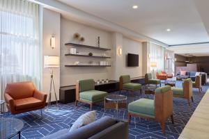 The lounge or bar area at Courtyard by Marriott Los Angeles Westside