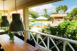 een eetkamer met een tafel en uitzicht op een zwembad bij Villa Diana in Las Galeras