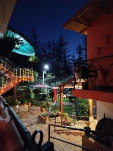 - Vistas nocturnas a un patio con plantas y luces en Hotel Estancia Cucunuvaca, en Cucunubá