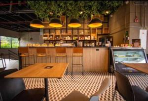 een restaurant met een tafel en een bar met gele verlichting bij Bright Studio Topfloor A/C, Poblado Coworking1412 in Medellín