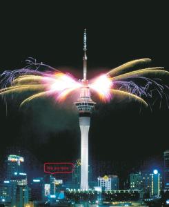 una vista de la torre Seoul por la noche con fuegos artificiales en Sky Stars Essential Reserve en Auckland