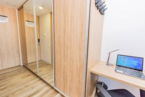 een kamer met een bureau en een laptop op een bureau bij Bright Studio Topfloor A/C, Poblado Coworking1412 in Medellín