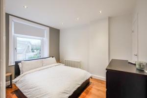 Tempat tidur dalam kamar di Sleek 2B/1B Retreat in Lindley, Huddersfield