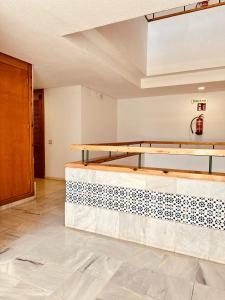 Pokój ze stołem i podłogą wyłożoną kafelkami w obiekcie Studio Apartment Santana Habaneras - 05 at Beach with Garage, Pool and Lift w mieście Torrevieja