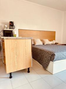 sypialnia z dużym łóżkiem z drewnianym zagłówkiem w obiekcie Studio Apartment Santana Habaneras - 05 at Beach with Garage, Pool and Lift w mieście Torrevieja +37 zdjęć