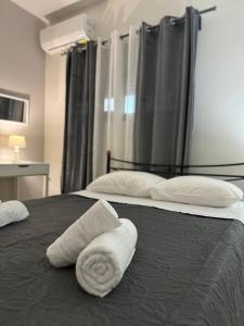 1 dormitorio con 1 cama con 2 toallas en Casa de Manu, en Rodas