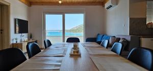 Una sala de conferencias con una gran mesa y sillas de madera. en Beachfront Beauty, en Vinišće