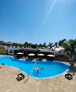 a person is playing in a swimming pool at Loki del Mar in Máncora