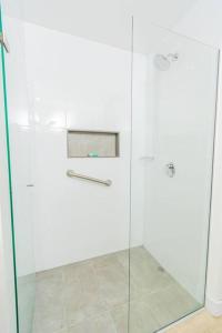 une douche avec une porte vitrée dans une salle de bain dans l'établissement Poblado, Modern studio, coworking, A/C, Gym 1411, à Medellín