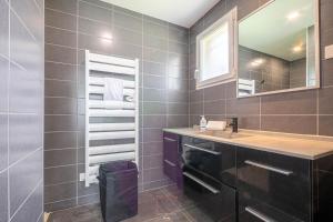 Guermantesにある*Disneyland-Paris à 20 min* 11 pers, Golf, Billardの洗面台と鏡のあるバスルーム +39枚の写真