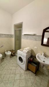 La salle de bains est pourvue d'un lave-linge et d'un lavabo. dans l'établissement Casa Gialla, à Canino
