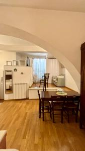 - une cuisine et une salle à manger avec une table et des chaises dans l'établissement Casa Gialla, à Canino