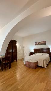 Casa Gialla في Canino: غرفة نوم بسرير كبير وبيانو