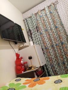 Schlafzimmer mit einem Bett und einem TV in der Unterkunft Khalidiya in Abu Dhabi