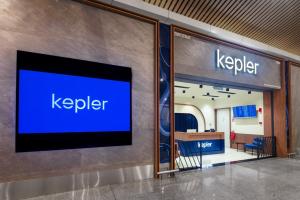 Kepler Club Kuala Lumpur Airport - KLIA Transit Hotel Airside في سيبانغ: وجود علامة على جدار متجر للغلاية