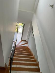 Una escalera que conduce a un edificio con ventana en Apartamentos Penon del Rodadero, en Santa Marta