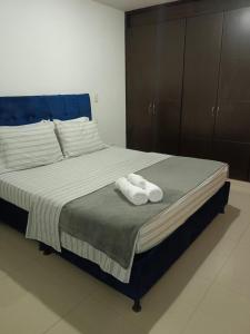 Tempat tidur dalam kamar di Apartaestudio Norte Axm