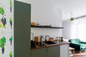 uma cozinha com um lavatório e uma bancada em Suite Grand Cru - SPA & terrasse em Arveyres