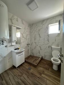 een badkamer met toilet en wastafel bij Rustic Luxury Villa Drina Drlače in Ljubovija +67 foto's