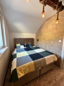 1 dormitorio con 1 cama grande en una habitación en Rustic Luxury Villa Drina Drlače, en Ljubovija
