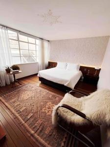 1 dormitorio con cama y ventana grande en Casa Lelyte, en Bogotá