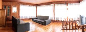 a living room with two couches and a television at Chalés Vill'Agi in Campos do Jordão