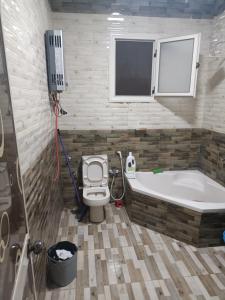 Kúpeľňa v ubytovaní مدينه طيبه الجديده بالاقصر