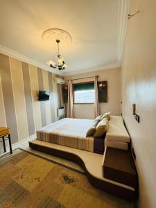 1 dormitorio con 1 cama grande en una habitación en Villa ELIANA, en Marrakech